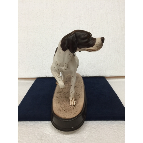 734 - A BESWICK POINTER DOG ON A PLINTH HEIGHT 21CM, LENGTH 29CM