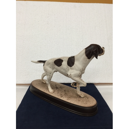 734 - A BESWICK POINTER DOG ON A PLINTH HEIGHT 21CM, LENGTH 29CM