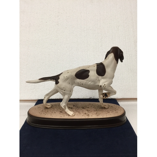 734 - A BESWICK POINTER DOG ON A PLINTH HEIGHT 21CM, LENGTH 29CM