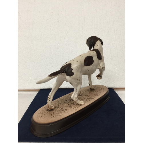 734 - A BESWICK POINTER DOG ON A PLINTH HEIGHT 21CM, LENGTH 29CM