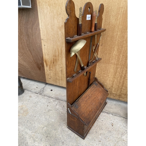 1219 - A VINTAGE WOODEN KITCHEN UTENSIL WALL MOUNTED RACK