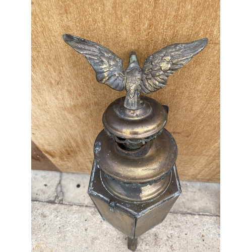 1220 - A VINTAGE BRASS COACH LAMP WITH EAGLE DETAIL TO THE TOP