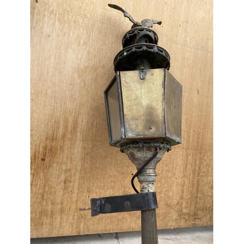 1220 - A VINTAGE BRASS COACH LAMP WITH EAGLE DETAIL TO THE TOP