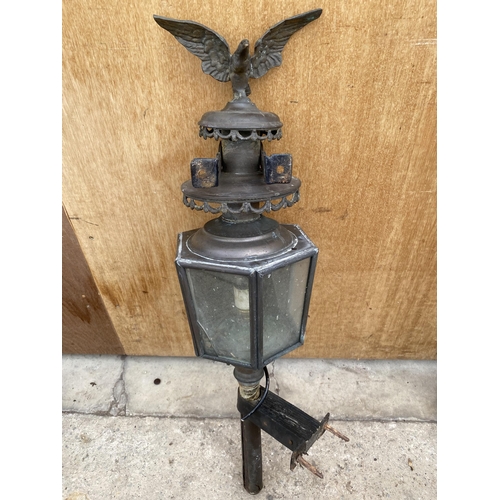 1220 - A VINTAGE BRASS COACH LAMP WITH EAGLE DETAIL TO THE TOP