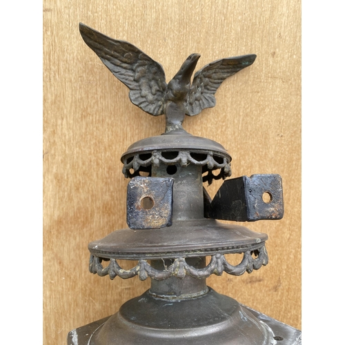 1220 - A VINTAGE BRASS COACH LAMP WITH EAGLE DETAIL TO THE TOP