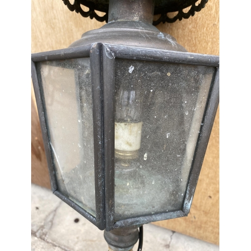 1220 - A VINTAGE BRASS COACH LAMP WITH EAGLE DETAIL TO THE TOP