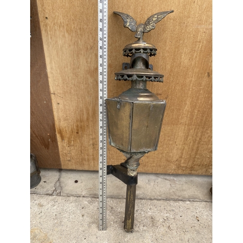 1220 - A VINTAGE BRASS COACH LAMP WITH EAGLE DETAIL TO THE TOP