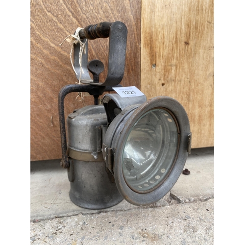 1221 - A VINTAGE HAND HELD PARAFIN POWERED LAMP