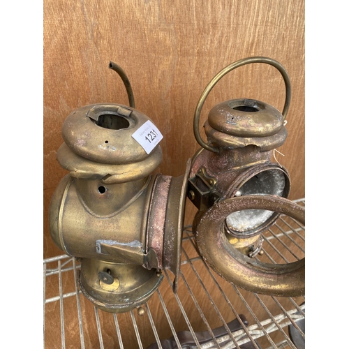 1231 - A PAIR OF VINTAGE BRASS PARAFIN LAMPS