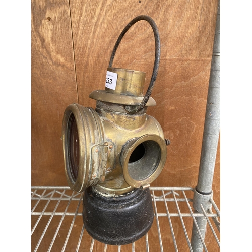 1233 - A VINTAGE BRASS AND CAST IRON PARAFIN LAMP