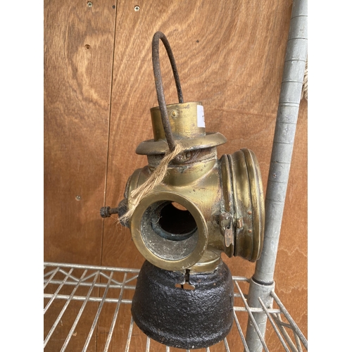 1233 - A VINTAGE BRASS AND CAST IRON PARAFIN LAMP