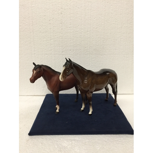 740 - A VINTAGE GLOSS BESWICK BAY HORSE WITH BLACK TAIL AND MANE, WHITE BLAZE AND TWO FRONT WHITE SOCKS - ... 