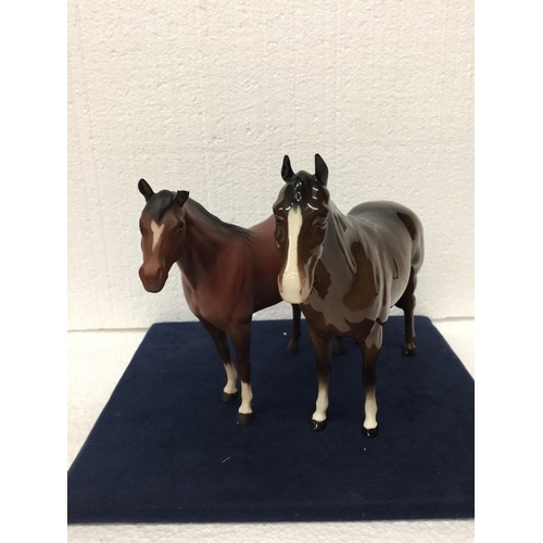 740 - A VINTAGE GLOSS BESWICK BAY HORSE WITH BLACK TAIL AND MANE, WHITE BLAZE AND TWO FRONT WHITE SOCKS - ... 