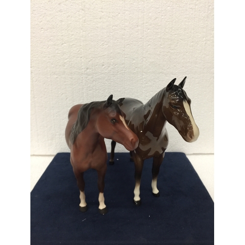 740 - A VINTAGE GLOSS BESWICK BAY HORSE WITH BLACK TAIL AND MANE, WHITE BLAZE AND TWO FRONT WHITE SOCKS - ... 