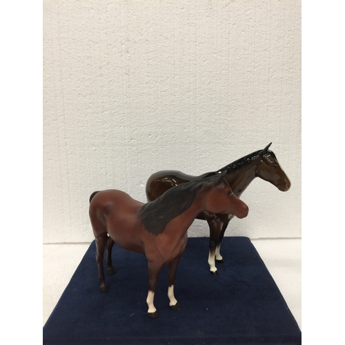 740 - A VINTAGE GLOSS BESWICK BAY HORSE WITH BLACK TAIL AND MANE, WHITE BLAZE AND TWO FRONT WHITE SOCKS - ... 