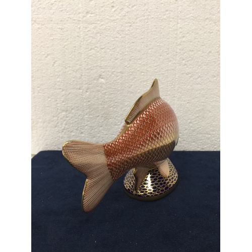 742 - A ROYAL CROWN DERBY GOLDEN CARP PAPERWEIGHT WITH GOLD STOPPER AND GOLD GILDING - FIRST QUALITY - 11.... 