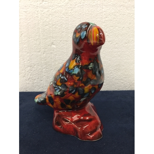 752 - AN ANITA HARRIS ART POTTERY PUFFIN SIGNED TO THE BASE - 14.5CM (H)