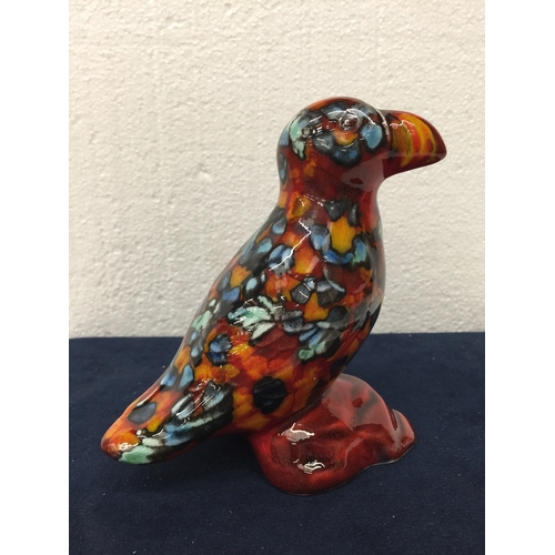 752 - AN ANITA HARRIS ART POTTERY PUFFIN SIGNED TO THE BASE - 14.5CM (H)