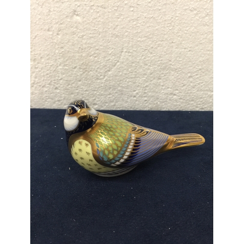 755 - A BOXED ROYAL CROWN DERBY GREAT TIT PAPERWEIGHT WITH GOLD STOPPER - 6.5CM (H) 11.5CM (W)