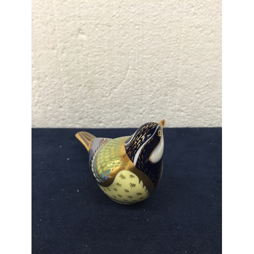 755 - A BOXED ROYAL CROWN DERBY GREAT TIT PAPERWEIGHT WITH GOLD STOPPER - 6.5CM (H) 11.5CM (W)