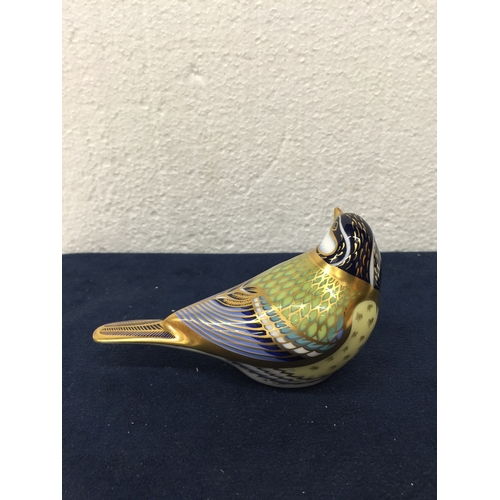 755 - A BOXED ROYAL CROWN DERBY GREAT TIT PAPERWEIGHT WITH GOLD STOPPER - 6.5CM (H) 11.5CM (W)