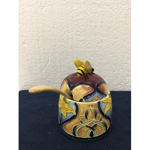 770 - AN OLD TUPTON WARE DAFFODIL DESIGN HONEY POT AND SPOON - 10CM