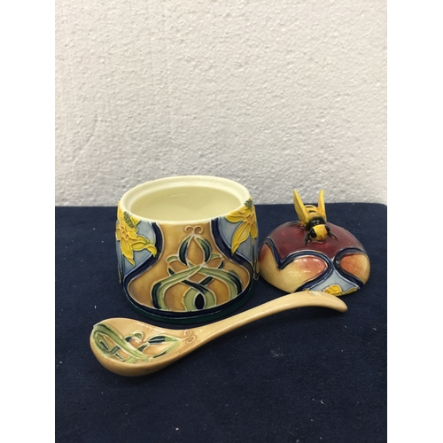 770 - AN OLD TUPTON WARE DAFFODIL DESIGN HONEY POT AND SPOON - 10CM