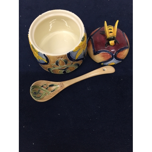 770 - AN OLD TUPTON WARE DAFFODIL DESIGN HONEY POT AND SPOON - 10CM