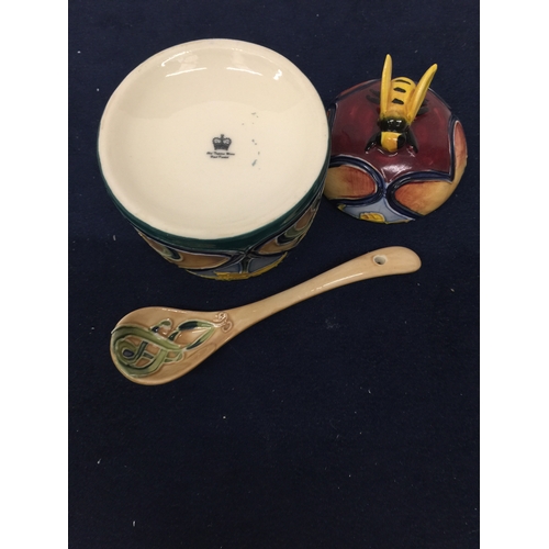 770 - AN OLD TUPTON WARE DAFFODIL DESIGN HONEY POT AND SPOON - 10CM