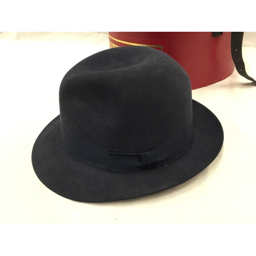 22 - A CHRISTYS' LONDON HATS OF HARRODS 'CLIFTON' TRILBY HAT (SIZE 7 3/8