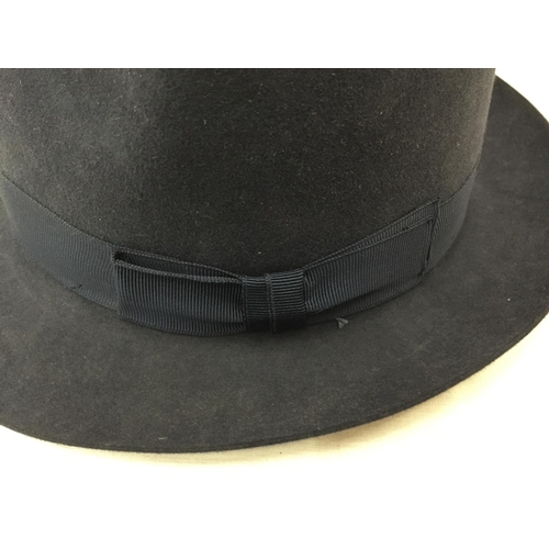 22 - A CHRISTYS' LONDON HATS OF HARRODS 'CLIFTON' TRILBY HAT (SIZE 7 3/8