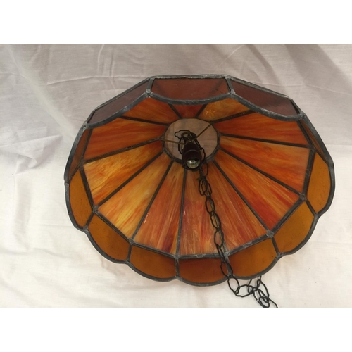 8 - A HEAVY TIFFANY STYLE LEADED ORANGE GLASS LIGHT SHADE WITH CHAIN HANGING W: 40CM