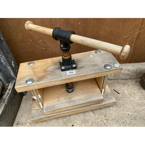 1256 - A WOODEN MANUAL BOOK PRESS