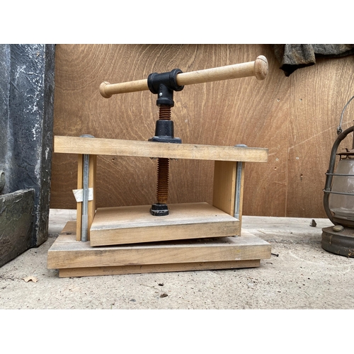 1256 - A WOODEN MANUAL BOOK PRESS