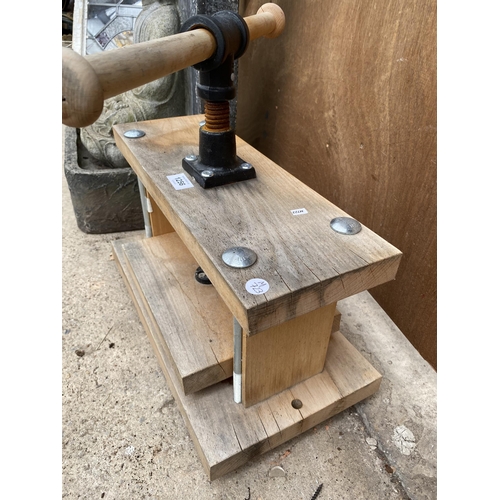 1256 - A WOODEN MANUAL BOOK PRESS