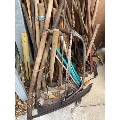 1292 - AN EXTREMELY LARGE ASSORTMENT OF VINTAGE GARDEN TOOLS TO INCLUDE SPADES, FORKS, SLEDGE HAMMERS, SYTH... 