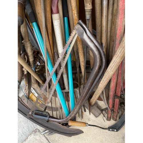 1292 - AN EXTREMELY LARGE ASSORTMENT OF VINTAGE GARDEN TOOLS TO INCLUDE SPADES, FORKS, SLEDGE HAMMERS, SYTH... 