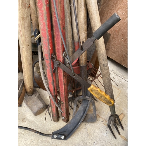 1292 - AN EXTREMELY LARGE ASSORTMENT OF VINTAGE GARDEN TOOLS TO INCLUDE SPADES, FORKS, SLEDGE HAMMERS, SYTH... 