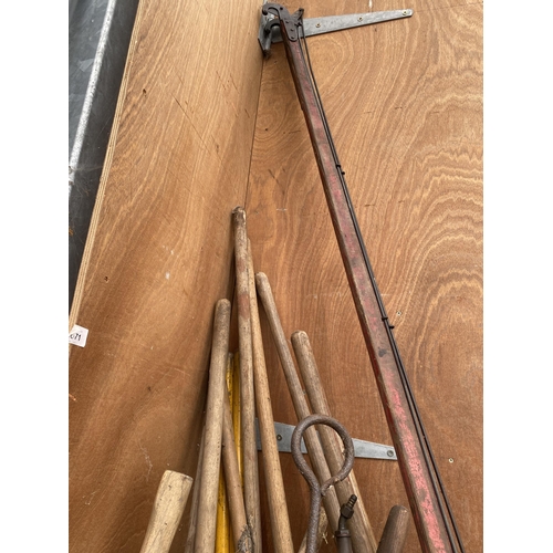 1292 - AN EXTREMELY LARGE ASSORTMENT OF VINTAGE GARDEN TOOLS TO INCLUDE SPADES, FORKS, SLEDGE HAMMERS, SYTH... 