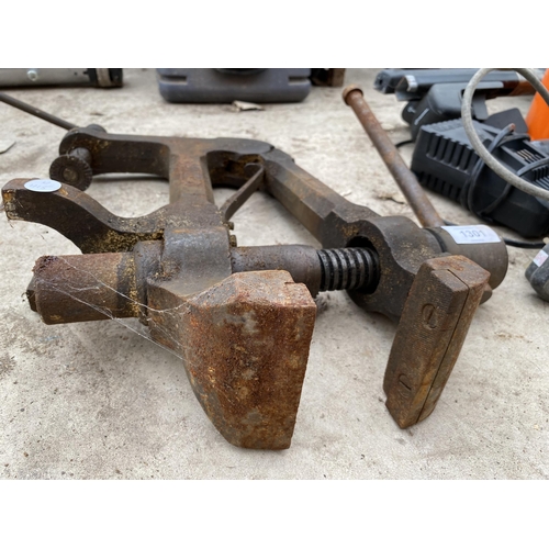 1301 - A LARGE VINTAGE LEG VICE