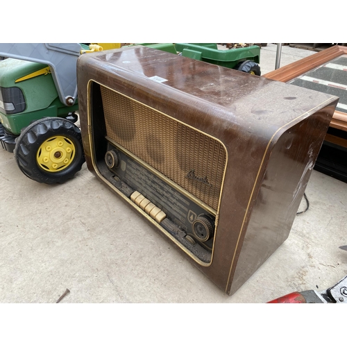 1305 - A VINTAGE BUSH VALVE RADIO