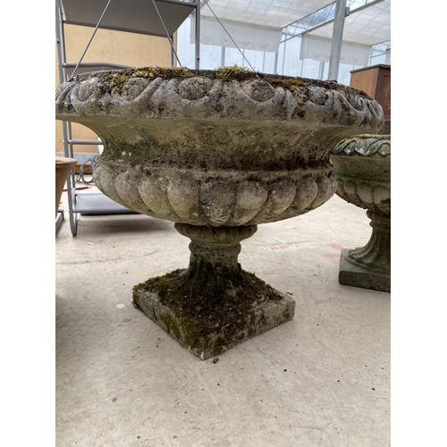 1322 - A LARGE RECONSTITUTED STONE URN PLANTER