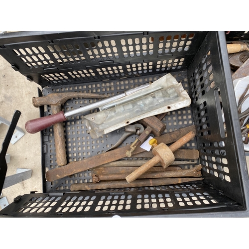 1341 - AN ASSORTMENT OF VINTAGE TOOLS TO INCLUDE PLIERS, TROWELS AND HAMMERS ETC