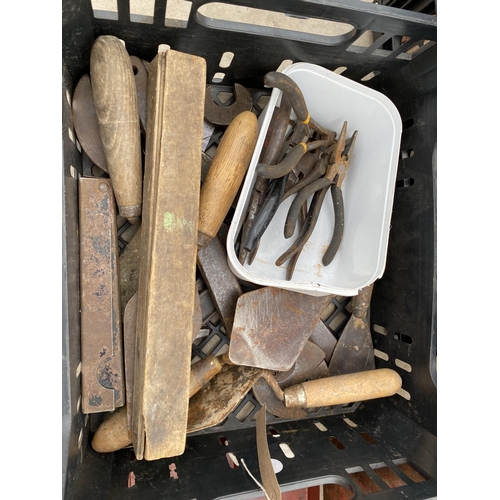 1341 - AN ASSORTMENT OF VINTAGE TOOLS TO INCLUDE PLIERS, TROWELS AND HAMMERS ETC