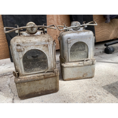 1249 - A PAIR OF VINTAGE GALVANISED PARAFIN LAMPS