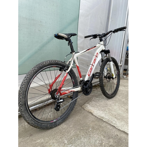 1350 - A CARRARO GRUNGE MOUNTAIN BIKE WITH FRONT SUSPENSION AND 21 SPEED SHIMANO GEAR SYSTEM