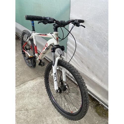 1350 - A CARRARO GRUNGE MOUNTAIN BIKE WITH FRONT SUSPENSION AND 21 SPEED SHIMANO GEAR SYSTEM