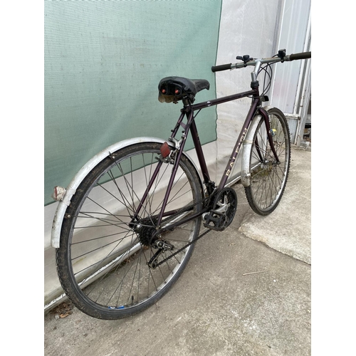 1351 - A VINTAGE GENTS RALEIGH BIKE WITH 18 SPEED GEAR SYSTEM