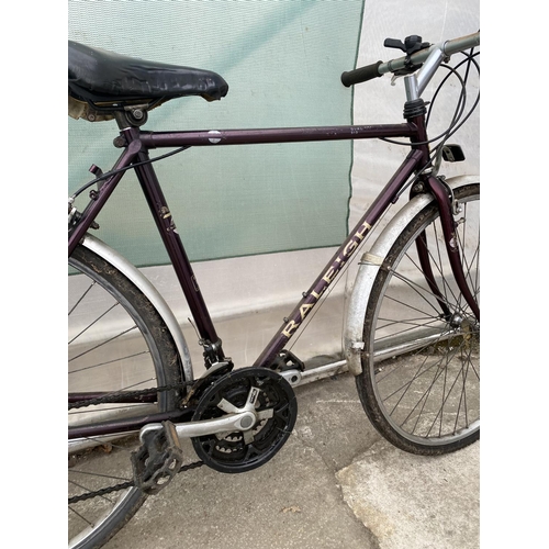 1351 - A VINTAGE GENTS RALEIGH BIKE WITH 18 SPEED GEAR SYSTEM