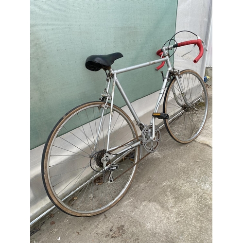 1353 - A GENTS ROAD RACING BIKE WITH 10 SPEED GEAR SYSTEM